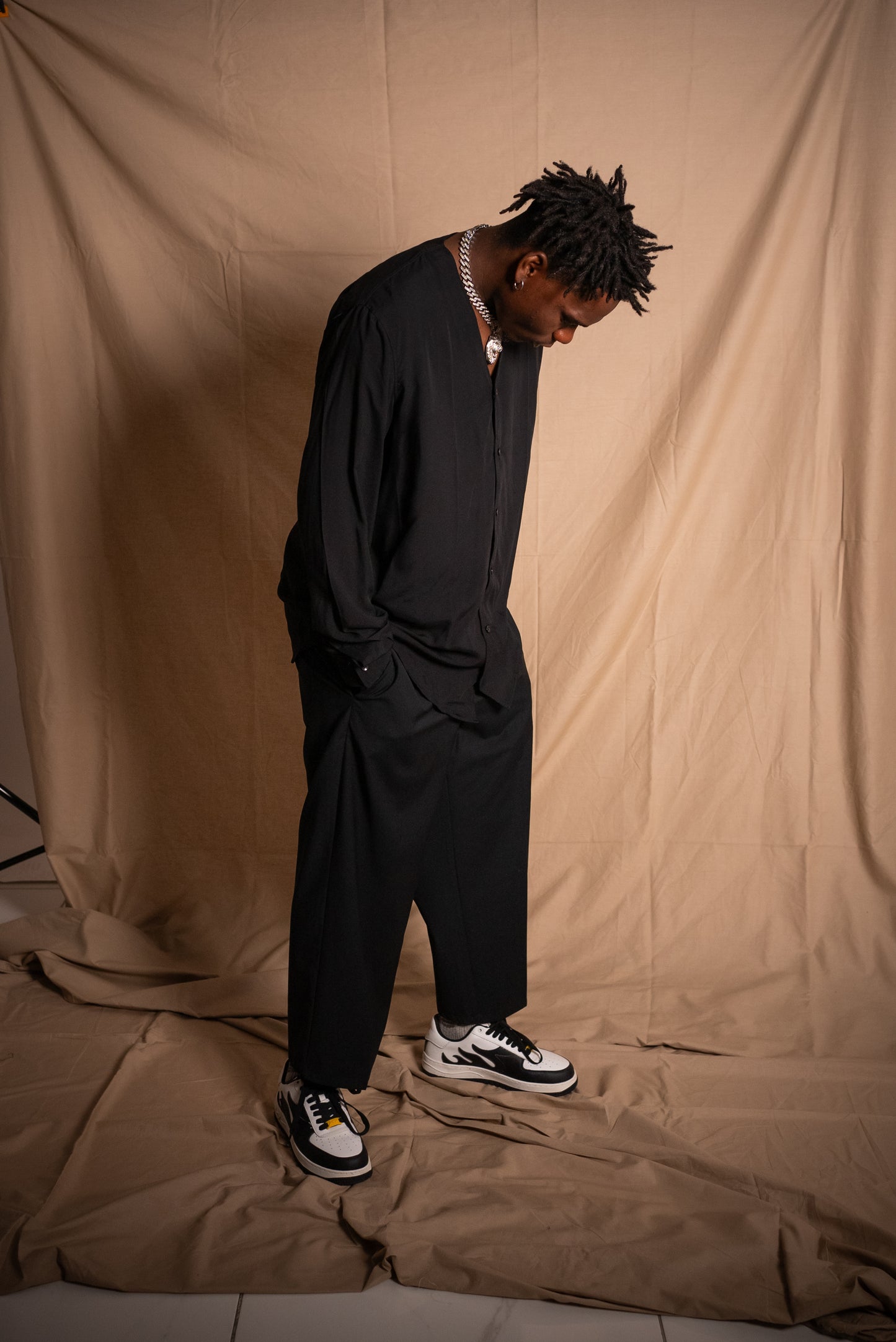 BLACK CIRCUS-OVERSIZED RELAXED PANTS (Black)