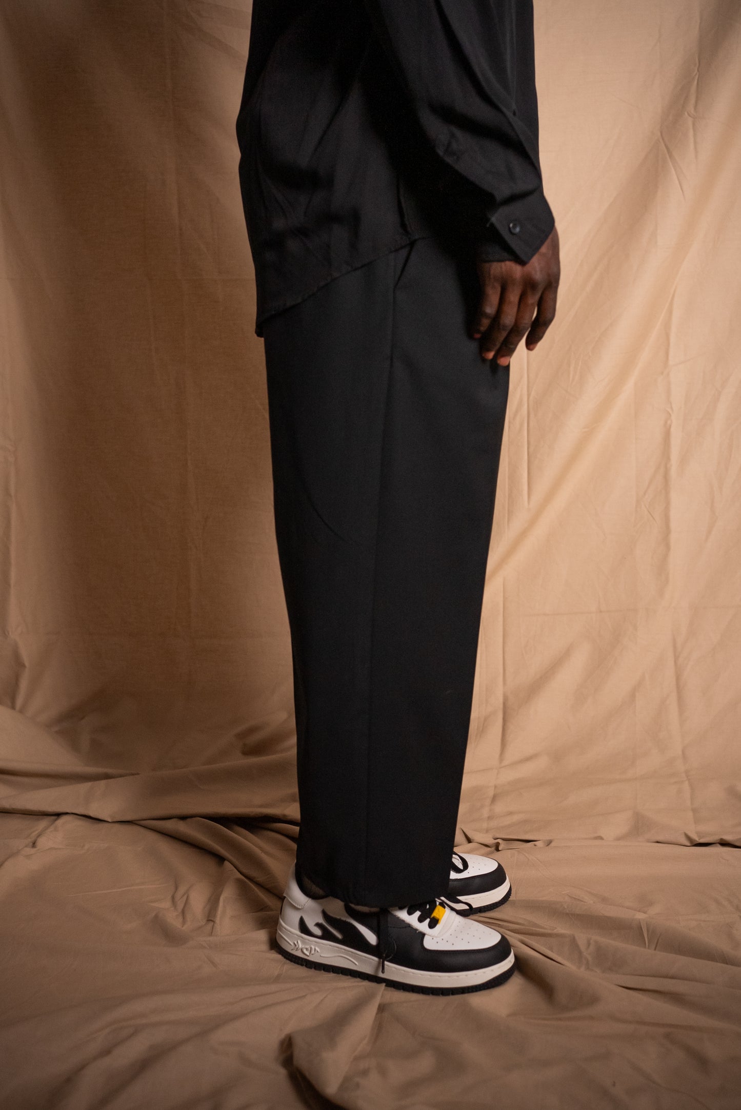 BLACK CIRCUS-OVERSIZED RELAXED PANTS (Black)